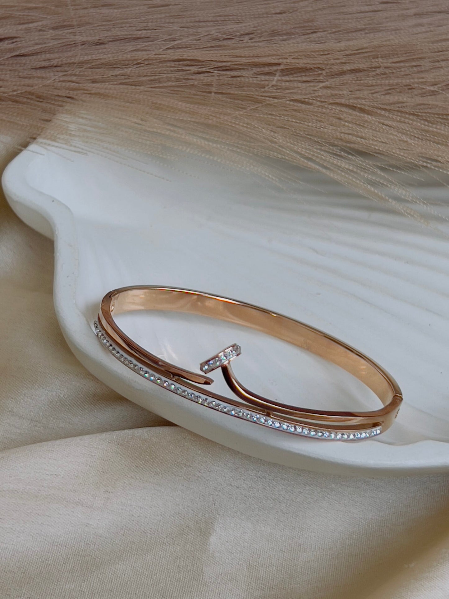 Nailcuff