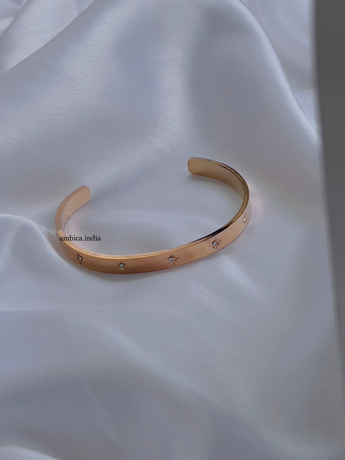 Small crystals adjustable bracelet
