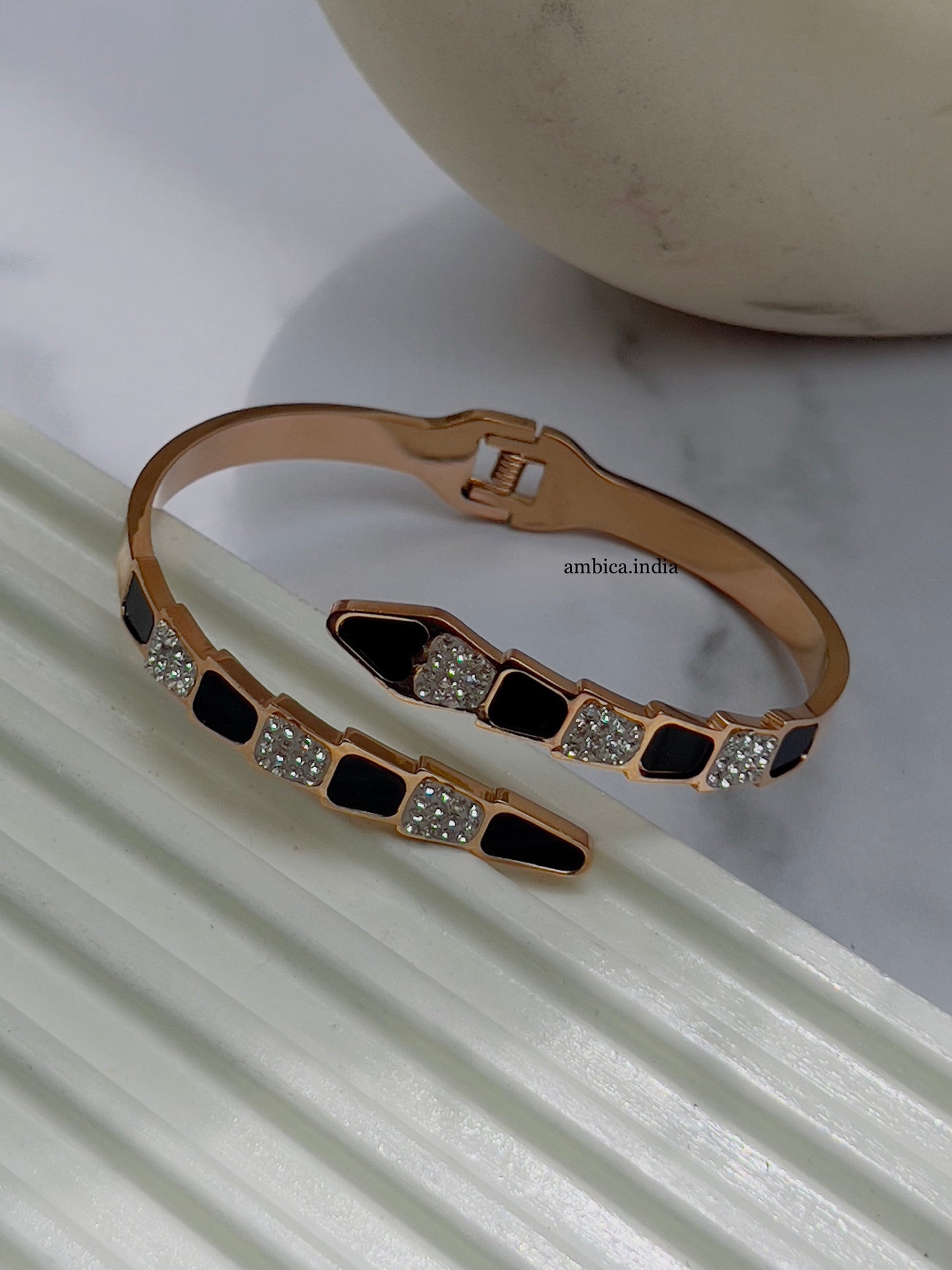 Mother of pearl black bracelet