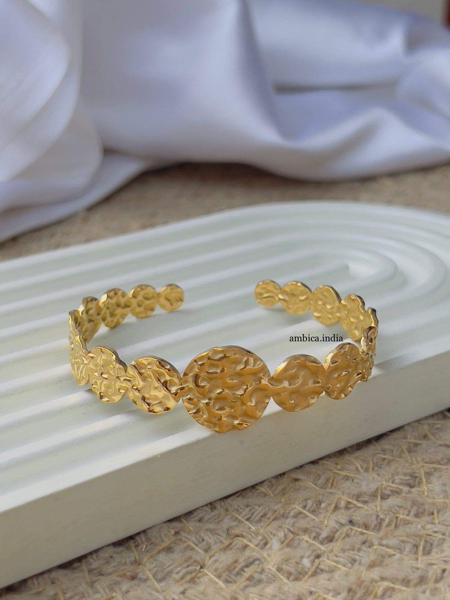 Round adjustable bracelet gold plated