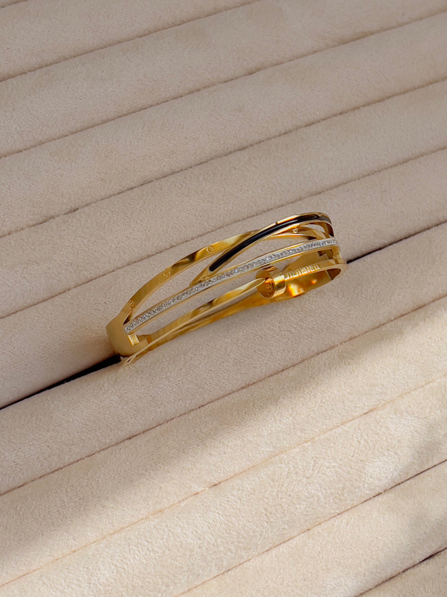 Love nail bracelet gold plated