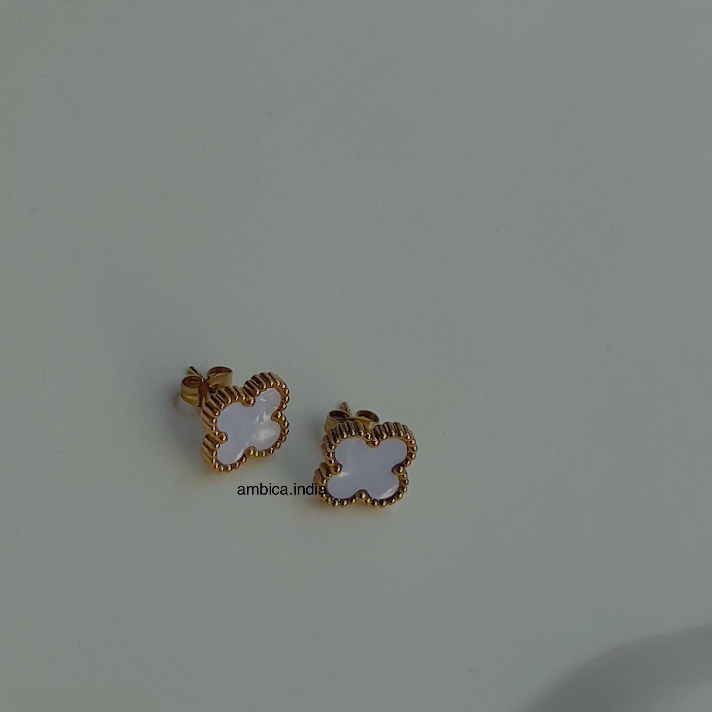 Clover white stud 18k gold plated