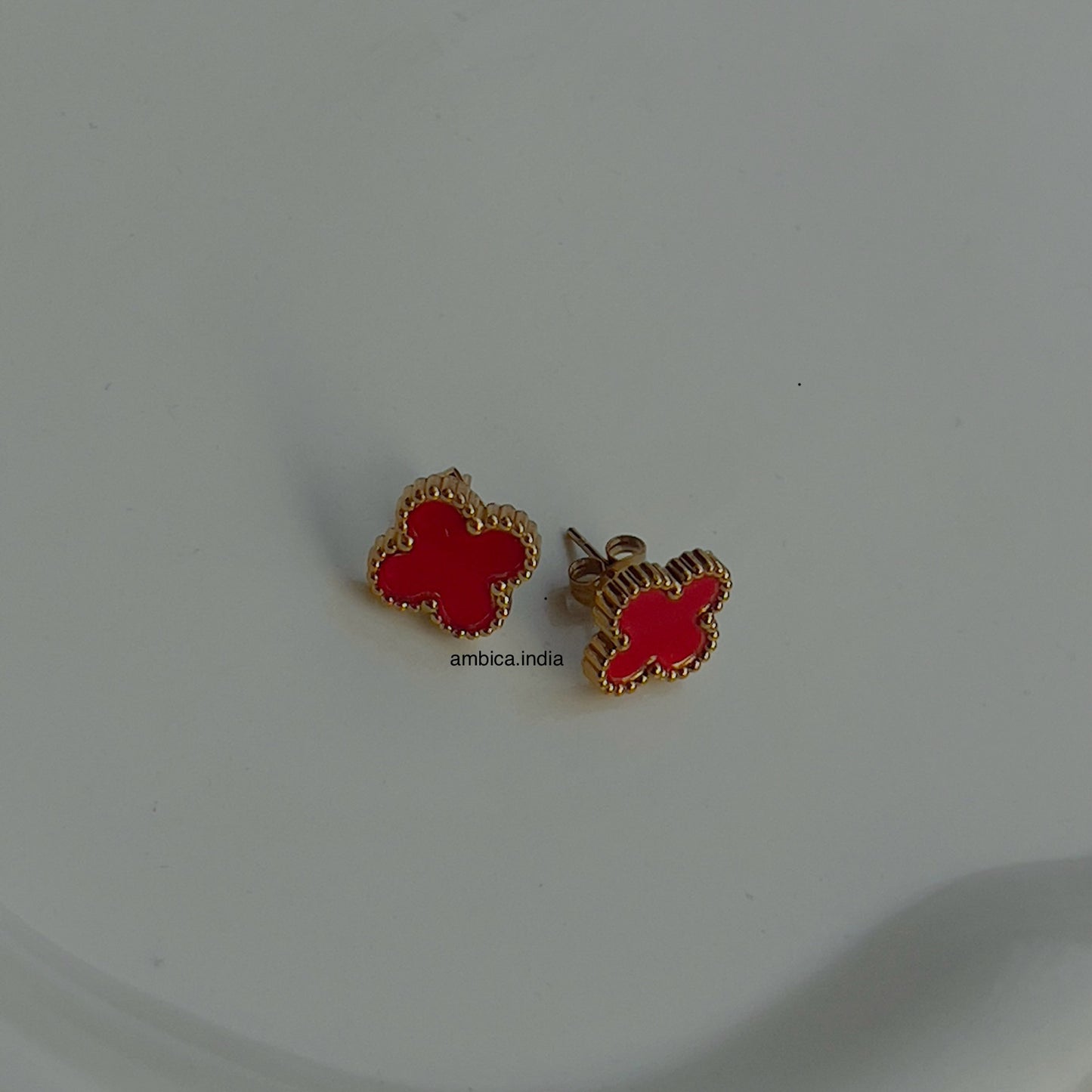 Clover red stud 18k gold plated