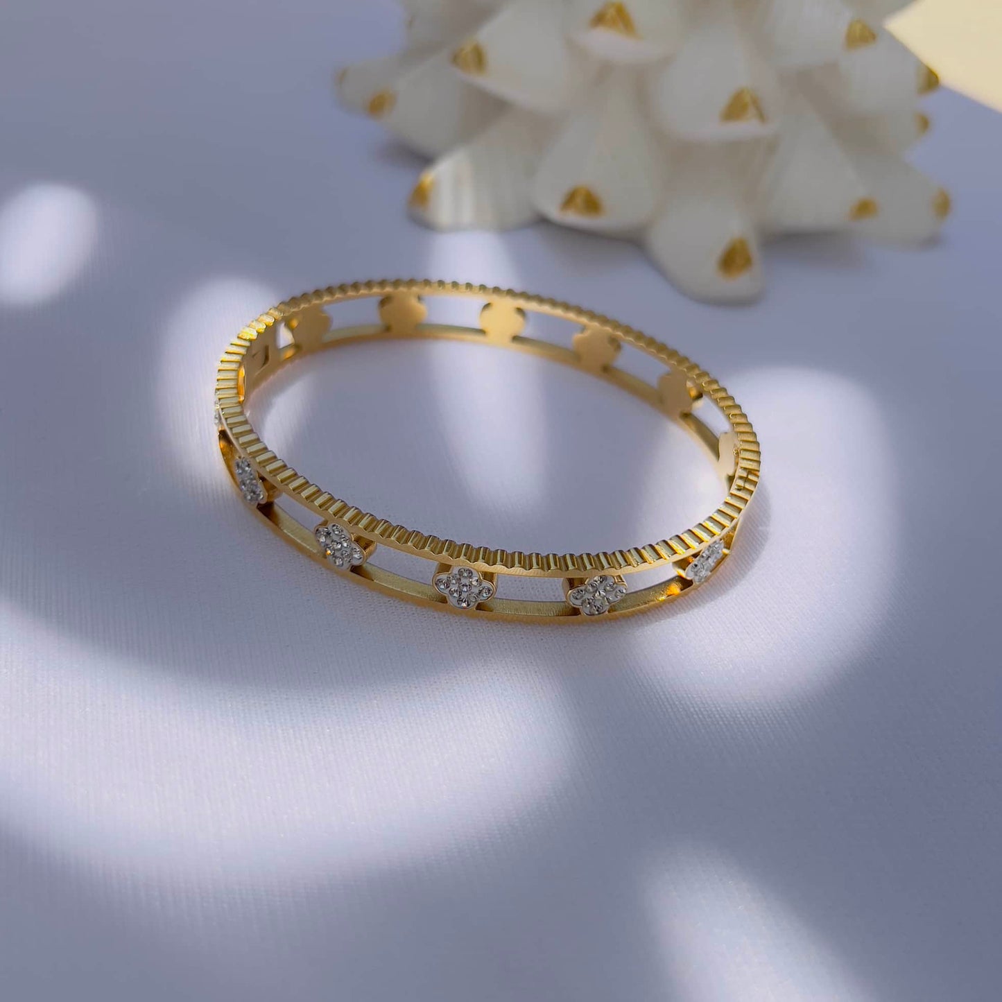Small clover studded bracelet