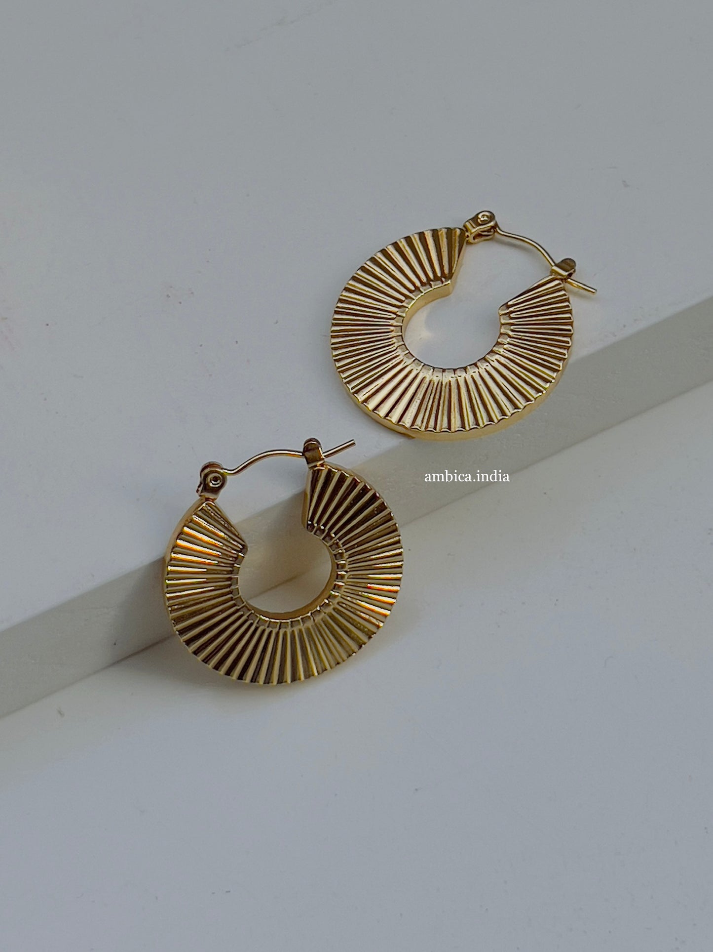 Classic round hoops 18k gold plated