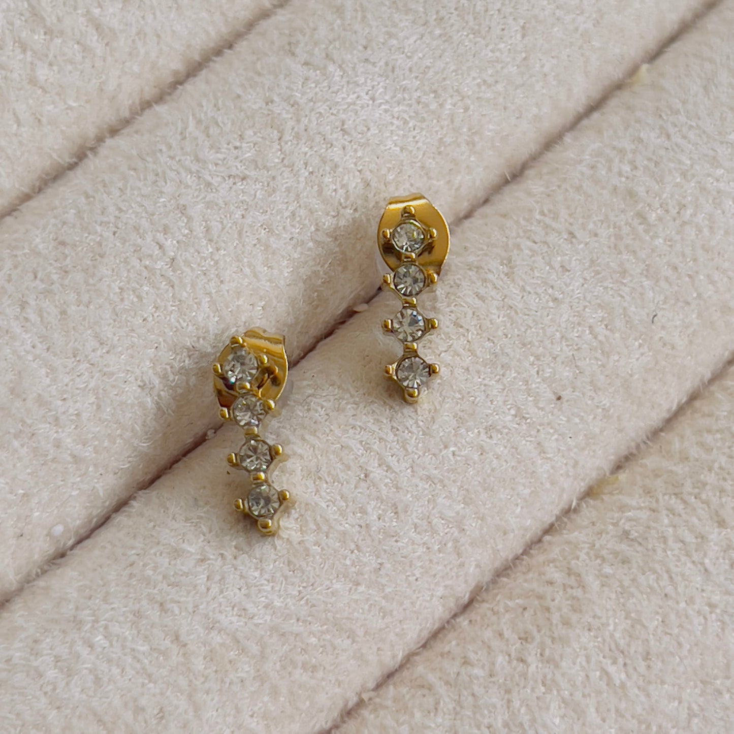 Line studs white crystal
