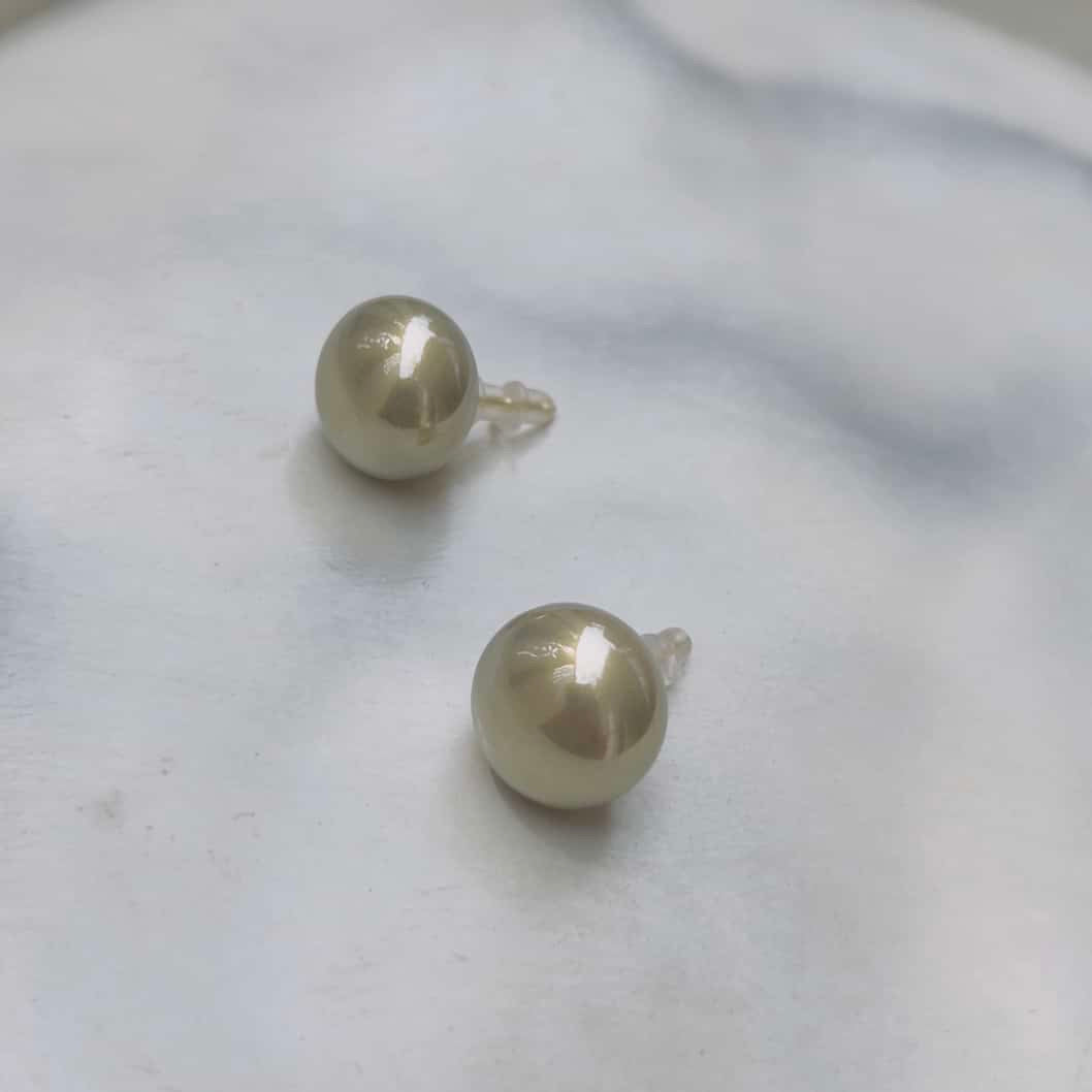 Grey pearl studs