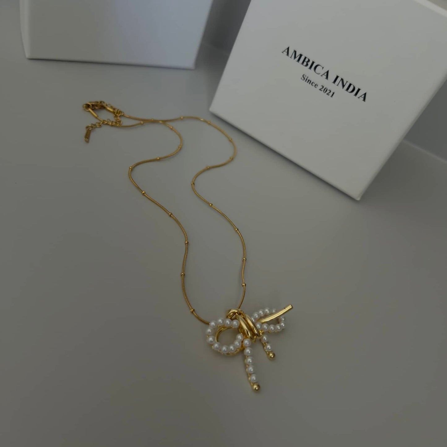 Bow pearl necklace