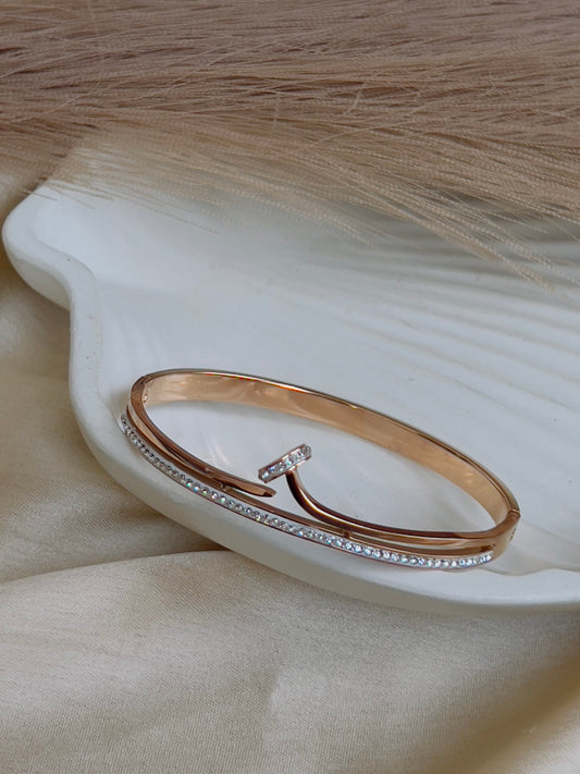 Nailcuff