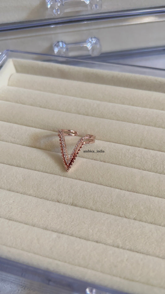 V studded adjustable ring
