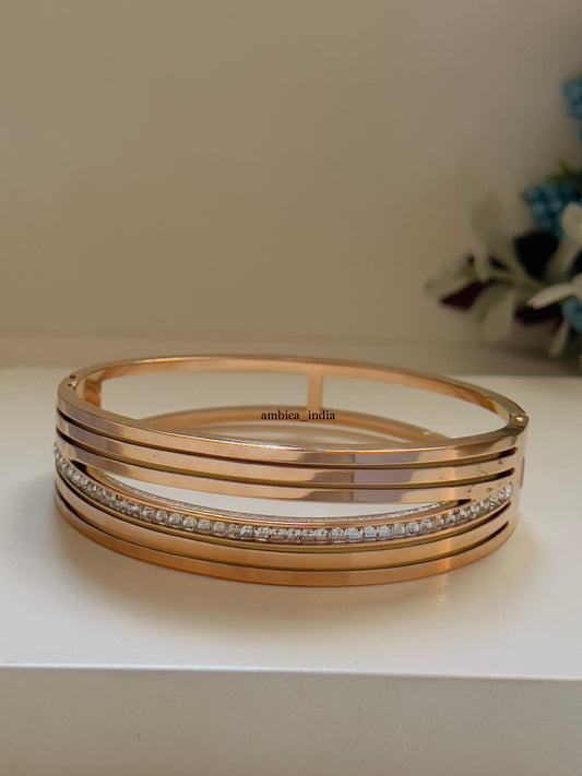 Thick line with studded bracelet