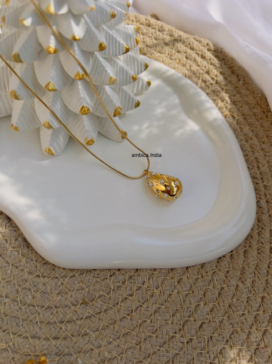 White crystal with pearl drop necklace 18k gold plated