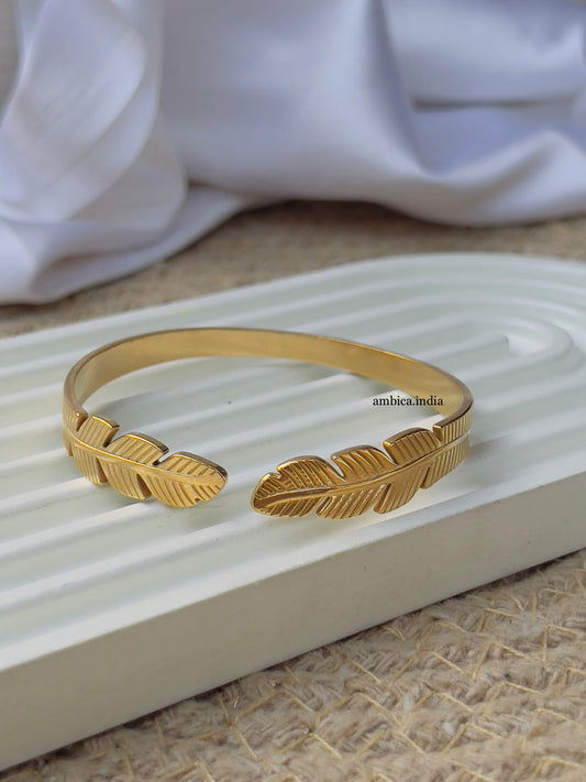 Leaf cross adjustable bracelet gold plated