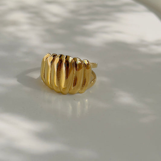 Croissant dome ring