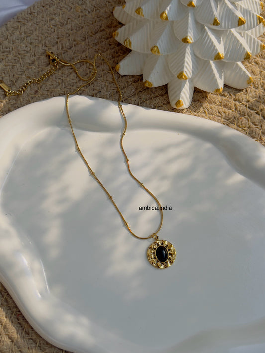 Black stone round necklace