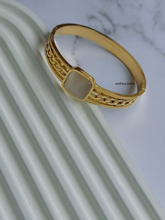 Lite peach stone bracelet