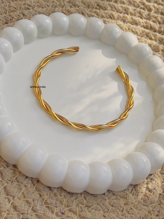 Twisted bracelet gold plated