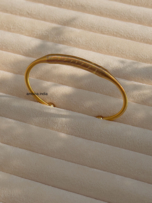 Twisted chunky cuff 18k gold plated