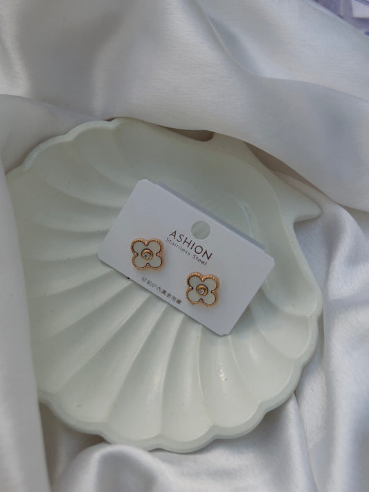 Clover white earrings