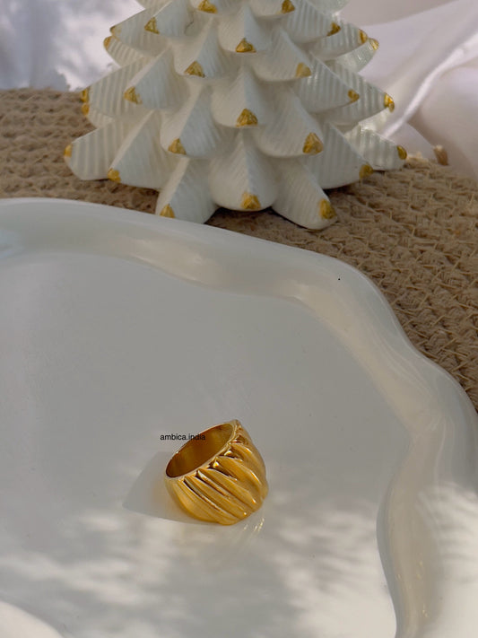 Twisted dome ring