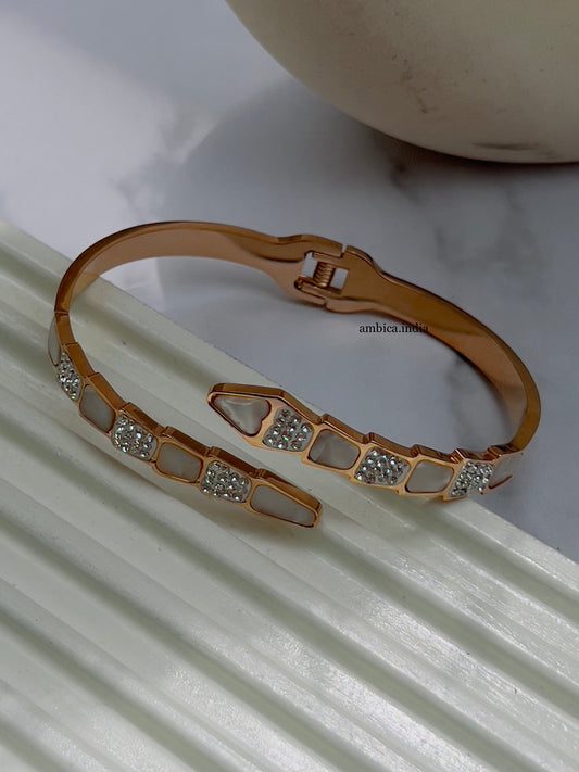 MOTHER PEARL CROSS BRACELET