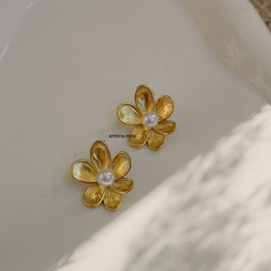Dainty flower with pearl earrings