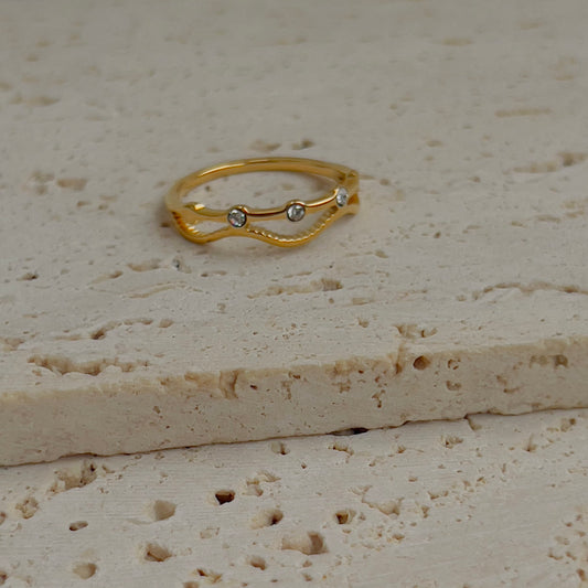 Thin wave line ring