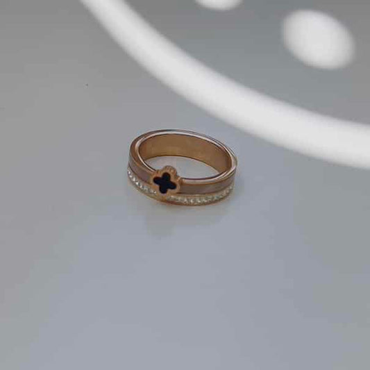 Clover ring