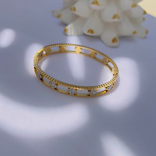 Small clover studded bracelet
