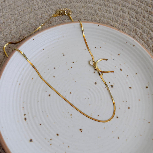 Think snake chain bow necklace