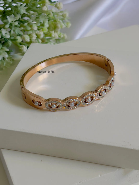Pearl with studded bracelet
