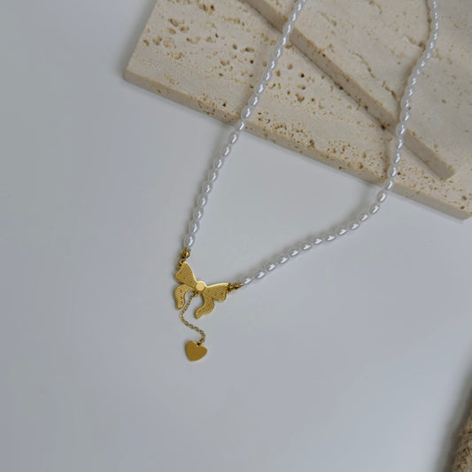 Bow with pearl necklace