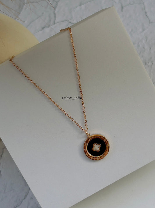 Clover with roman necklace