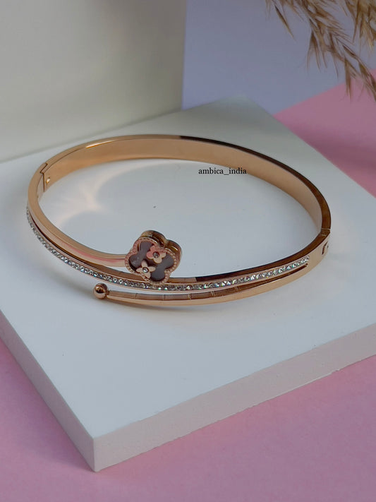Clover nail bracelet