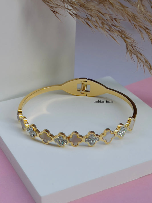 Clover with studded bracelet gold plated