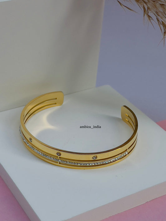 Studded bracelet gold plated