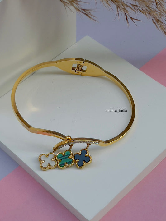 Clover hanging bracelet gold plated