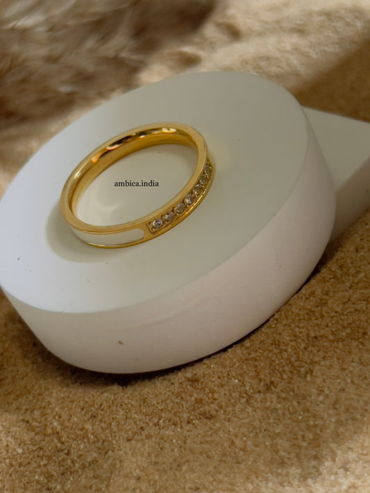 Mother Pearl with studded ring gold plated