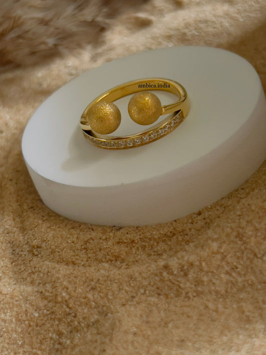 Round with studded ring gold plated
