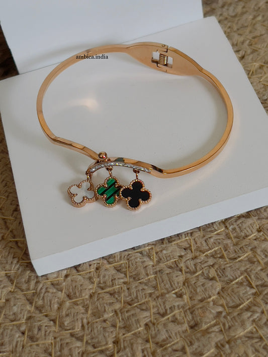 Clover hanging bracelet