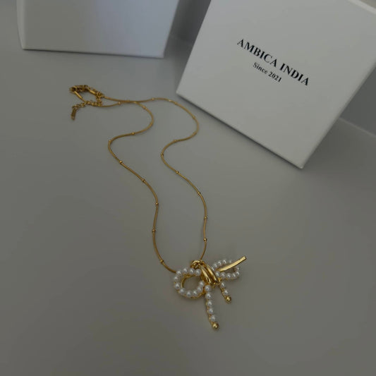 Bow pearl necklace